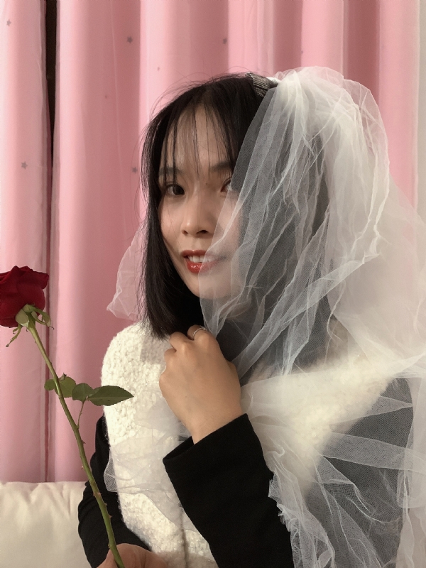 持紫菜包饭的女孩的第一张照片--宁德相亲服务中心