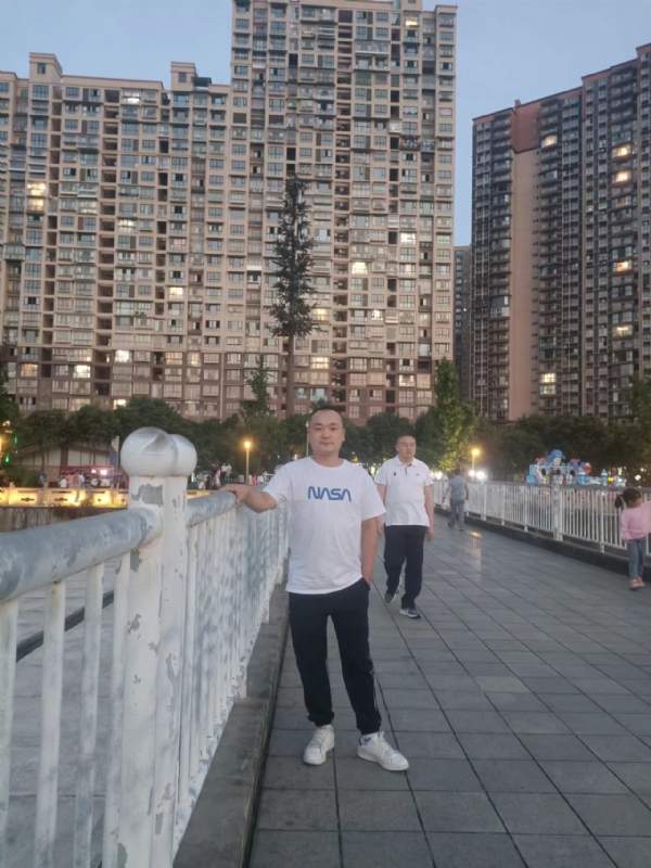 寂寞的男人的第一张照片--宁德相亲服务中心